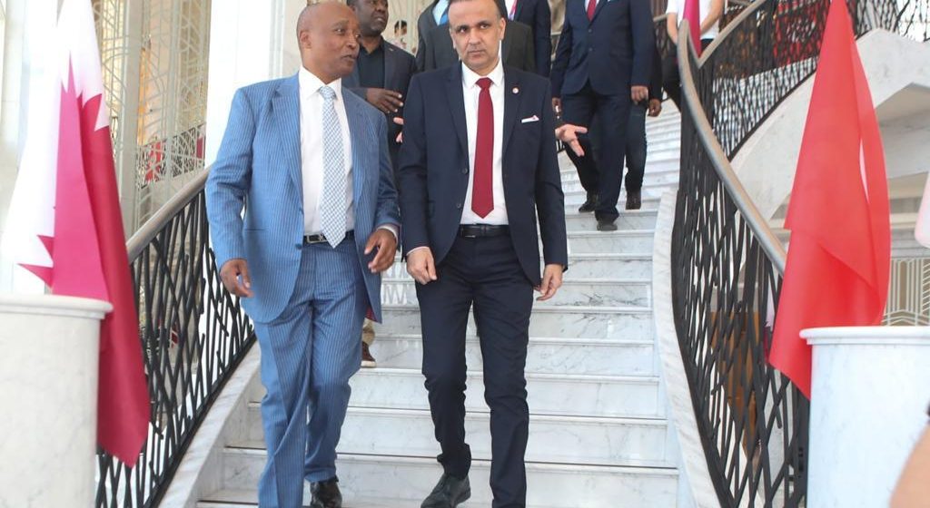 رئيس الاتحاد الافريقي لكرة القدم في زيارة لمقر إقامة المنتخب الوطني (صور)