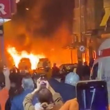اسطنبول: نشوب حريق في سيارة ثم انتشاره في المحيط أين التهب عدة سيارات مصغوفة الى جانب الطريق (فيديو)