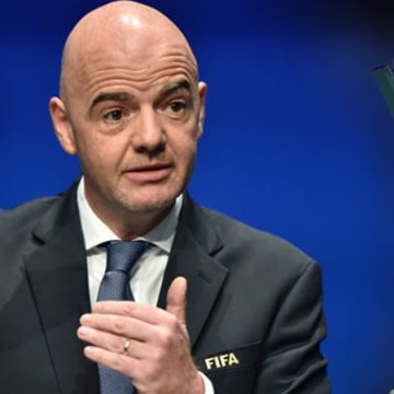 رئيس الفيفا يٌهاجم منتقدي قطر لاستضافتها كأس العالم: “ظروف العمال فيها، أفضل من ظروف المُهاجرين في أوروبا”