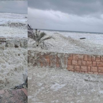 بعد هبوب عاصفة قوية.. خروج زبد البحر بشاطئ كورنيش، المهدية (فيديو + صور)
