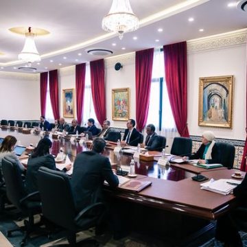 رئيسة الحكومة تشرف على مجلس وزاري مضيق حول تأهيل الشركة التونسية لسياحة الشباب SOTUTOUR