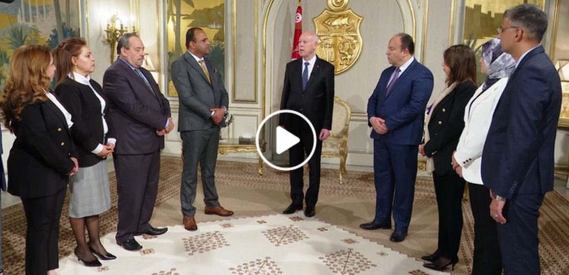 بعد تأخير لأشهر، أعضاء اللجنة الوطنية للصلح الجزائي يؤدون اليمين في موكب أشرف عليه الرئيس سعيد (فيديو)