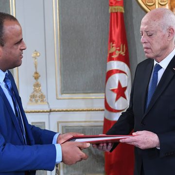 في لقائه بمكرم بنمنا، الرئيس يؤكد على ألا يتم التفريط في أي مليم يعود للشعب التونسي لانها حقوقه