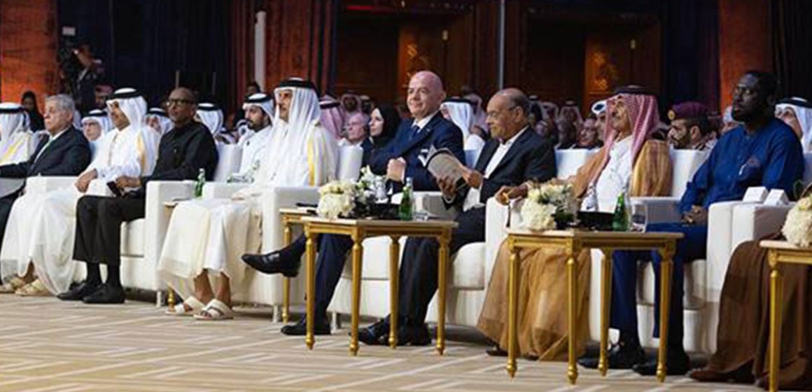 المرزوقي إلى جانب أمير قطر ورئيس الـ “فيفا” في حفل لمكافحة الفساد بالدوحة (صورة)