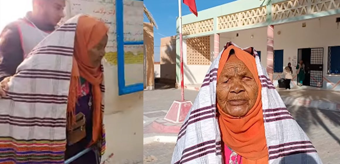 عمرها 118 سنة..المعمّرة حفصية موسى بعد إقتراعها بقبلي: “فرحانة بتونس وبالتصويت..” (فيديو)