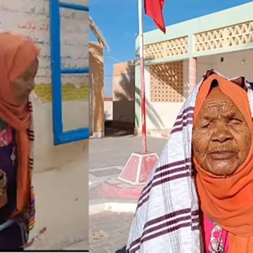 عمرها 118 سنة..المعمّرة حفصية موسى بعد إقتراعها بقبلي: “فرحانة بتونس وبالتصويت..” (فيديو)