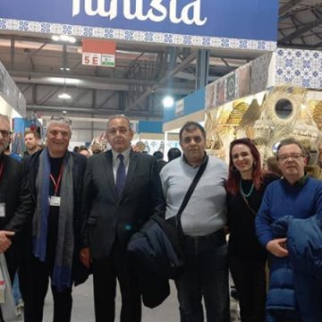 رئيس منظمة الأعراف في زيارة للجناح التونسي بمعرض “ارتيجيانو ان فييرا” بميلانو