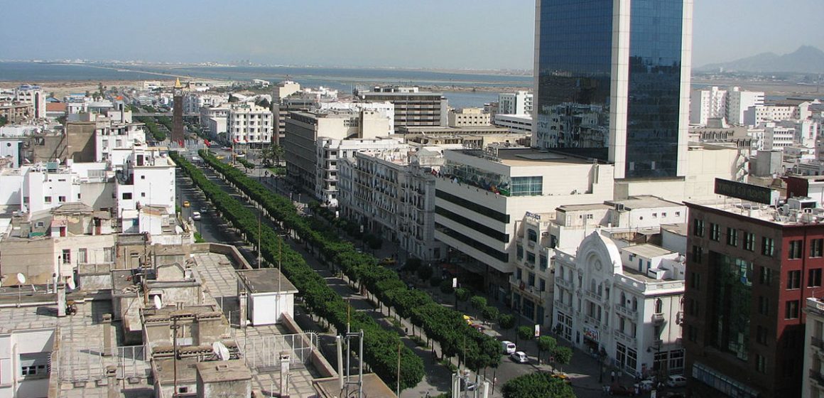 تونس/شارع الحبيب بورقيبة: على وجه الخطأ، اصابة أمني برصاصة من سلاحه حين كان بصدد الركوب في سيارة
