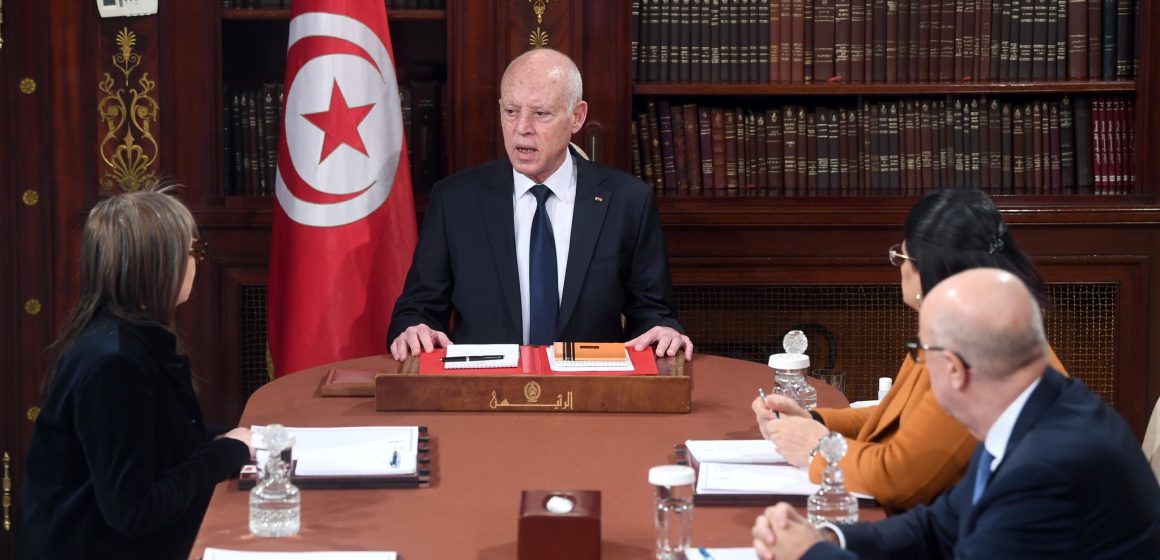 الرئيس يلتقي ببودن و نمصية و العباسي قبل مغادرتهم تونس للمشاركة في أشغال دافوس 2023 (فيديو)