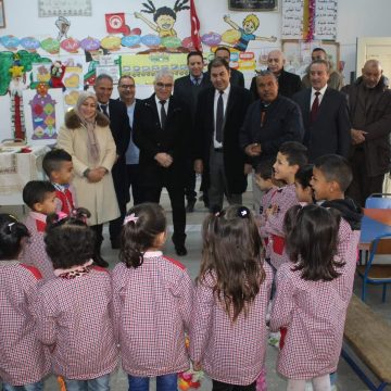 في زيارته الى مدرسة ابتدائية بنفطة، الوزير السلاوتي يعد بهدم و إعادة بناء 4 قاعات في حالة سيئة و دورات المياه