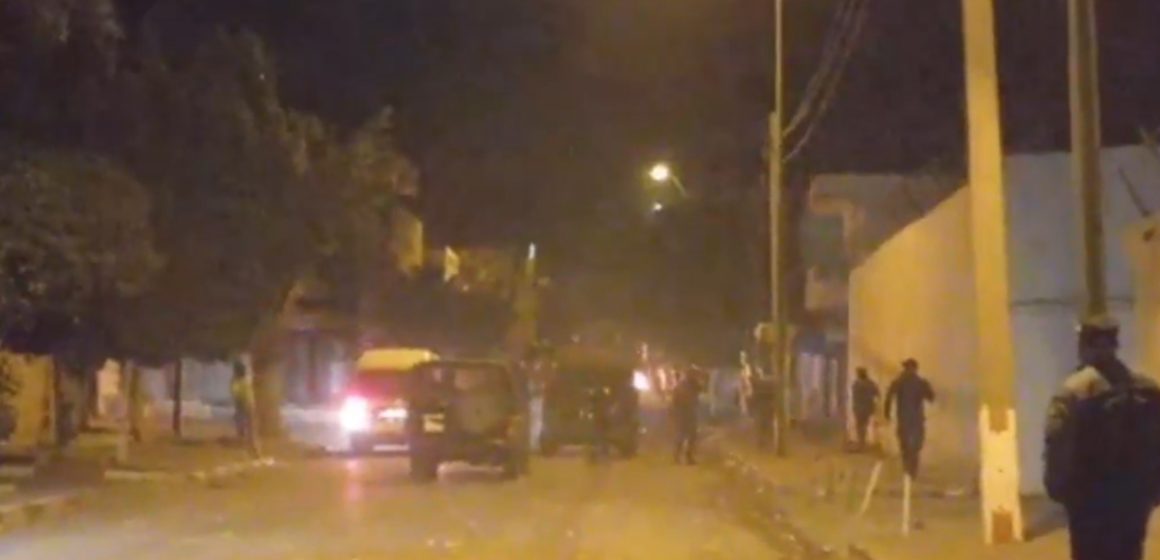 القصرين:  تجدّد المواجهات لليوم الثالث على التوالي بين عدد من متساكني حي الزهور وقوات الأمن (فيديو)