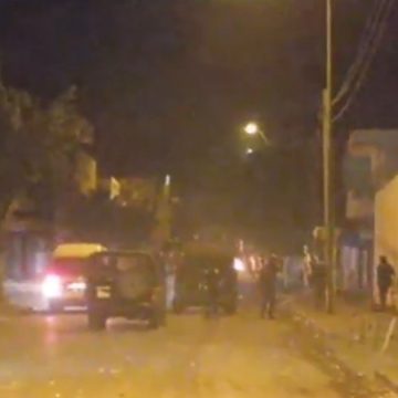 القصرين:  تجدّد المواجهات لليوم الثالث على التوالي بين عدد من متساكني حي الزهور وقوات الأمن (فيديو)