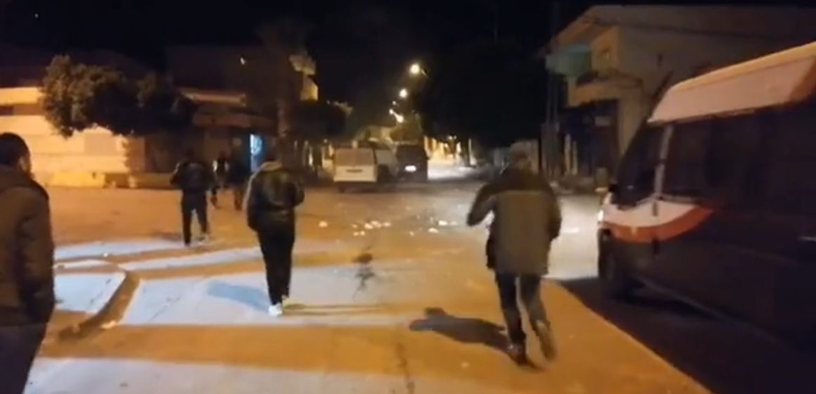 القصرين: يتواصل إغلاق الطرقات بالعجلات المطاطية ورشق الوحدات الأمنية بالحجارة بحي الزهور (فيديو)