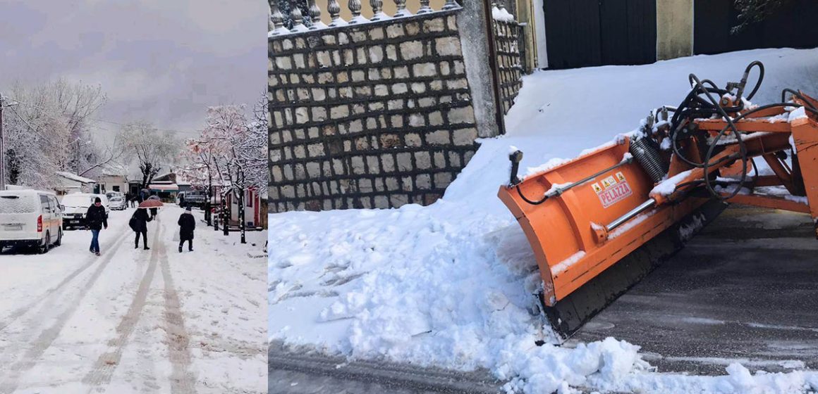 جندوبة: تدخلات الإدارة الجهوية للتجهيز لفتح الطرقات المغلقة بسبب الثلوج (صور)
