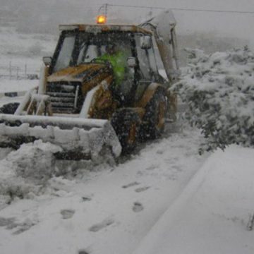 انقطاع حركة المرور بعدد من الطرقات جراء تساقط الثلوج (بلاغ مروري)