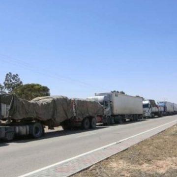 وصول 96 من بين 170 شاحنة محملة بمواد غذائية كمنحة من حكومة الوحدة الوطنية‏ إلى الشعب التونسي
