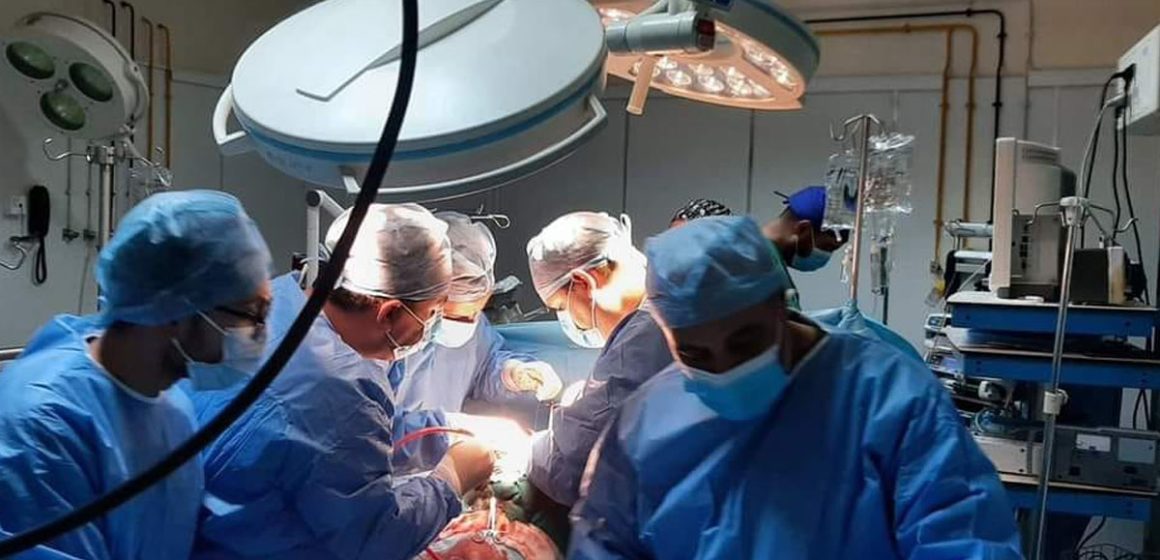 د. سمير عبد المؤمن ينشر صورة لنجاح عملية زرع قلب رقم 21 بالمستشفى الجامعي بالرابطة بتونس