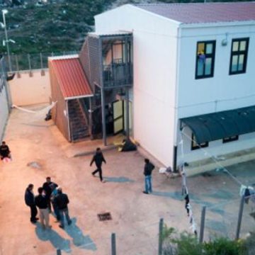 مجدي الكرباعي: “إجبار مهاجرين تونسيين بمراكز إيواء إيطالية على تناول مواد مخدرة قبل ترحيلهم قسرا”