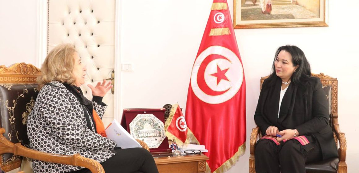 وزيرة الأسرة تلتقي المديرة التّنفيذيّة لمركز المرأة العربيّة للتّدريب والبحوث “كوثر”