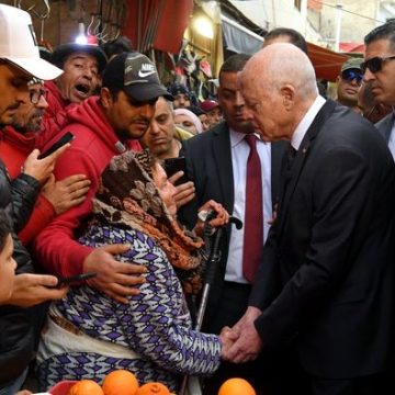 رئاسة الجمهورية: قيس سعيد في سوق باب الفلة (فيديو  + صور)