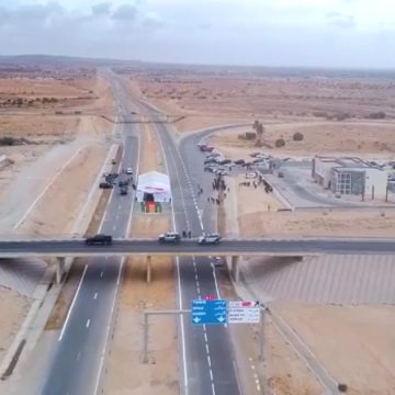 ساعات بعد تدشين الطريق السيارة قابس/مدنين من طرف الرئيس، حادث مرور و تونس السيارة تدعو الى الانتباه (فيديو)
