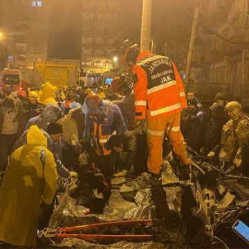 تركيا : ارتفاع عدد قتلى الزلزال إلى 1651 وأردوغان يعلن الحداد 7 أيام