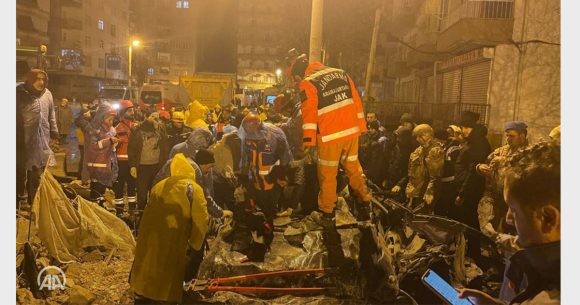 تركيا : ارتفاع عدد قتلى الزلزال إلى 1651 وأردوغان يعلن الحداد 7 أيام