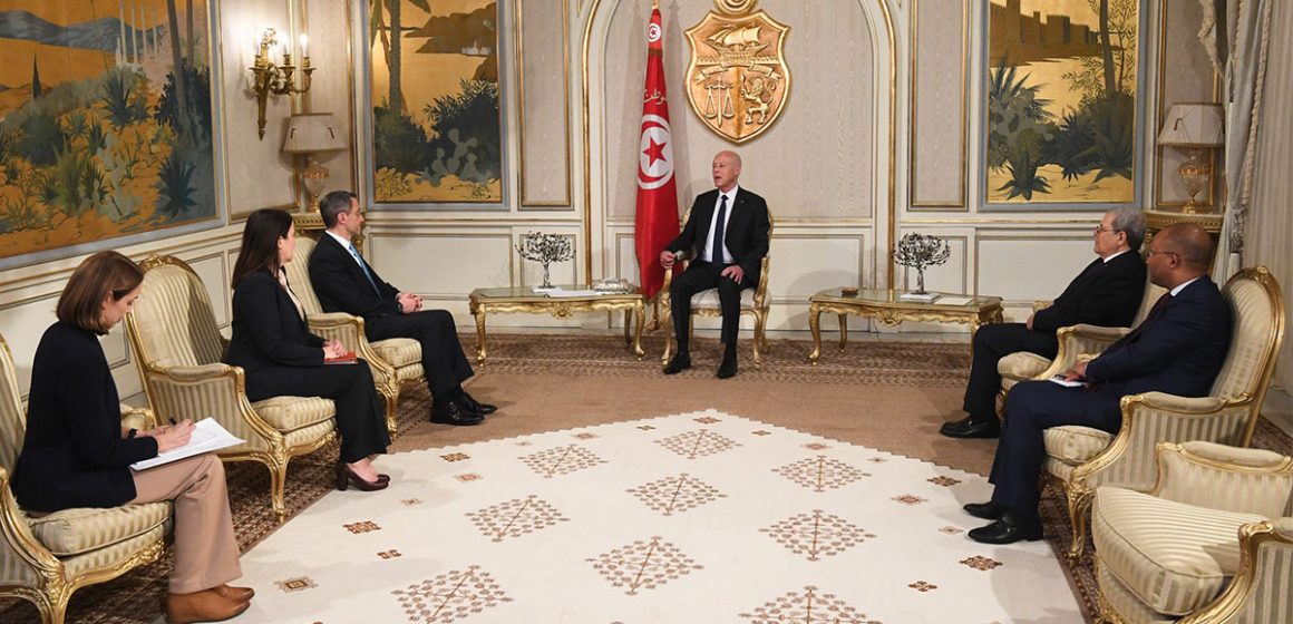 الرئيس سعيد يشرف على موكب تسلم أوراق اعتماد سفراء جدد مقيمين بتونس (فيديو)