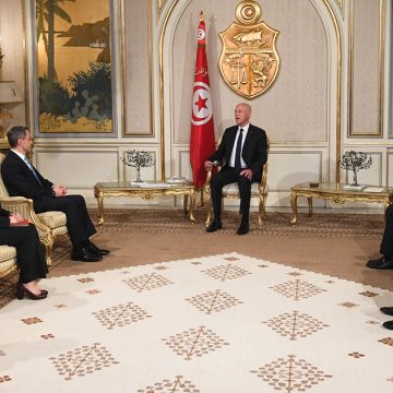 الرئيس سعيد يشرف على موكب تسلم أوراق اعتماد سفراء جدد مقيمين بتونس (فيديو)
