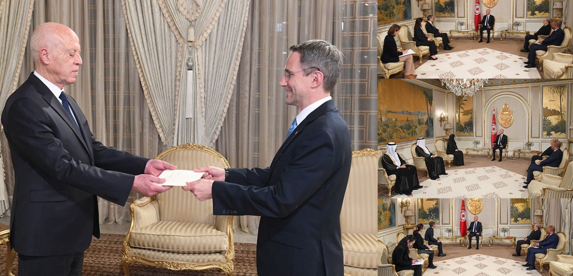 الرئيس يشرف على موكب تسلم أوراق اعتماد سفراء جدد، من بينهم جوي هود الذي أثير جدل حول قدومه إلى تونس
