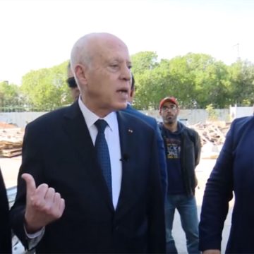 الرئيس يزور فضاء مخصصا لبناء مركز التكوين المهني و مقر شركة الصناعات الصيدلية (فيديو)