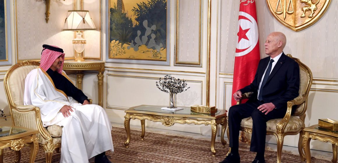 في لقائه بالرئيس، رئيس مجلس الوزراء وزير الداخلية بقطر يعرب عن استعداد بلاده بنقل أحد الملاعب التي احتضنت كأس العالم إلى تونس