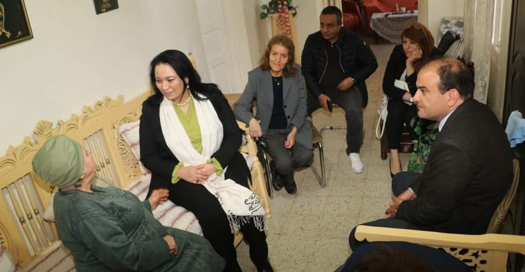 العمران الأعلى: وزيرة الأسرة تزور سيّدة مسنّة مستفيدة من برنامج الإيداع العائلي لكبار السنّ