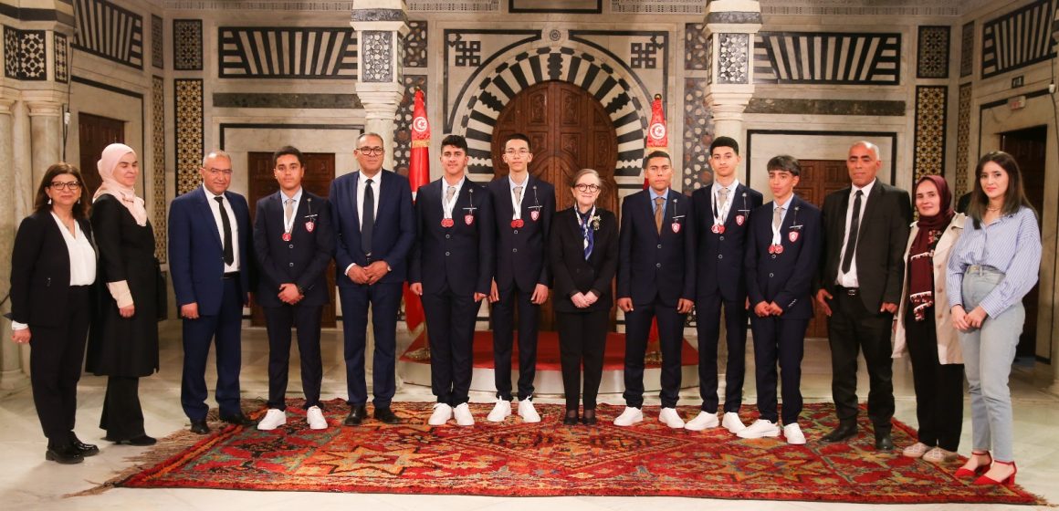 القصبة: رئيسة الحكومة تستقبل الفريق الذي سيمثل تونس في البطولة العالمية للروبوتيك