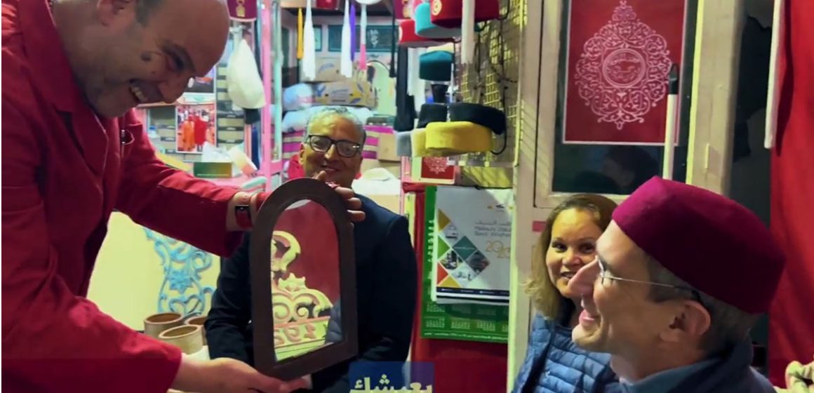 خلال سهرة رمضانية في أسواق المدينة العتيقة بالعاصمة ، السفير الأمريكي جوي هود يظهر بالشاشية (فيديو مقتضب)