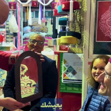 خلال سهرة رمضانية في أسواق المدينة العتيقة بالعاصمة ، السفير الأمريكي جوي هود يظهر بالشاشية (فيديو مقتضب)