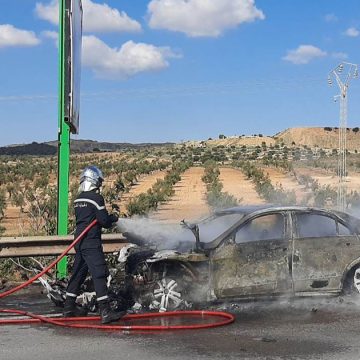 أريانة: الحماية المدنية تتمكن من إطفاء سيارة احترقت بالكامل على الطريق السريعة نحو بنزرت
