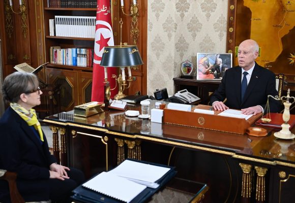 الرئيس في لقائه ببودن يشدد على ضرورة أن يكون كل من يتحمل المسؤولية مثالا في الانضباط و التعفف…