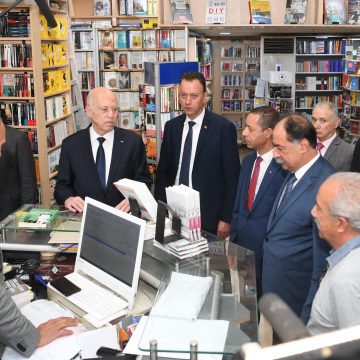 من مكتبة الكتاب بالعاصمة، رئيس الجمهورية يكذب ما راج حول منع بعض الكتب… ( صور و فيديو)