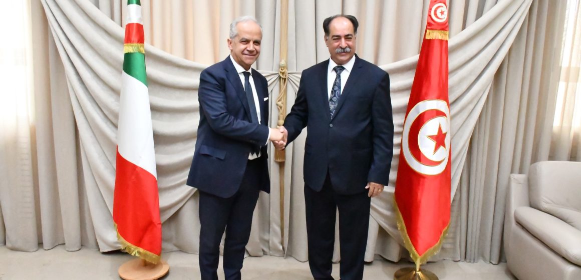 جلسة عمل بين وزير الداخلية التونسي و نظيره الإيطالي حول “مكافحة الجريمة المنظمة و الهجرة غير النظامية” (صور)