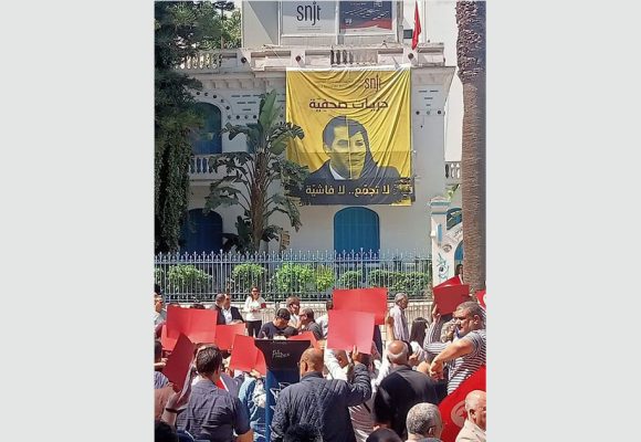 سمير الوافي يعلق على أحداث الوقفة الاحتجاجية التي دعت إليها عبير موسي : 1- 0 لصالح نقابة الصحفيين