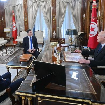 في لقاء الرئيس بوزير النقل و ر.م.ع التونيسار، انقاذ شركة الخطوط الجوية التونسية