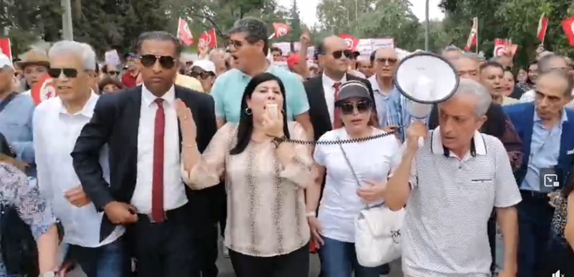 امام سفارة ايطاليا بتونس: الدستوري الحر يحتج حول “الترحيل القسري” و “الصفقات” و مدى “احترام حقوق الإنسان” (فيديو)