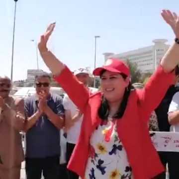 من أمام مقر وزارة الخارجية، أنصار الدستوري الحر يرفعون عدة شعارات من بينها “تونس موش للبيع” (فيديو)