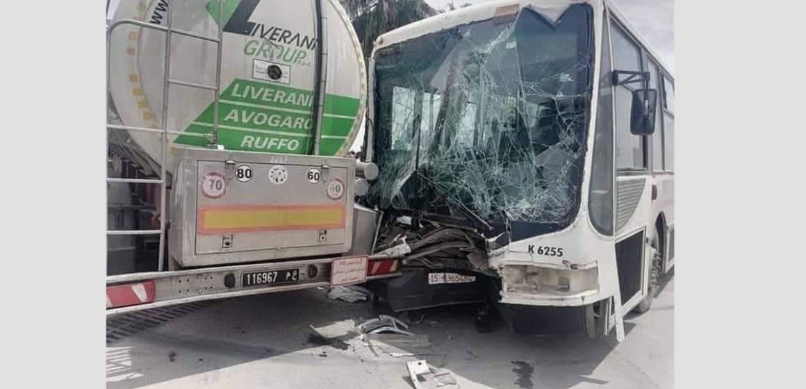 منوبة: اصابة 16 شخصا في حادث اصطدام حافلة نقل عمومي بشاحنة ثقيلة و نقلهم الى 3 مستشفيات