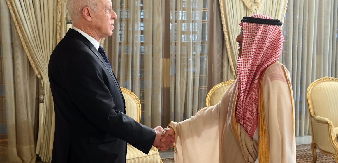 الرئيس يلتقي بوزير المالية السعودي الذي أمضى مع نظيرته التونسية على اتفاقية قرض ميسر و اتفاقية منحة
