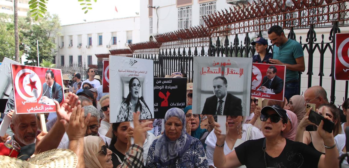 من أمام محكمة الإستئناف بتونس، التيار الديمقراطي يطالب بالافراج عن المعتقلين السياسيين (صور)