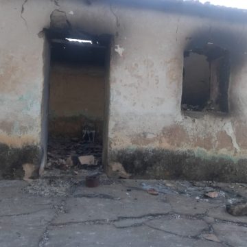 غابة ملولة طبرقة: إجلاء 4 عائلات بعد أن أتت النيران عليهم و حاصرت منازلهم