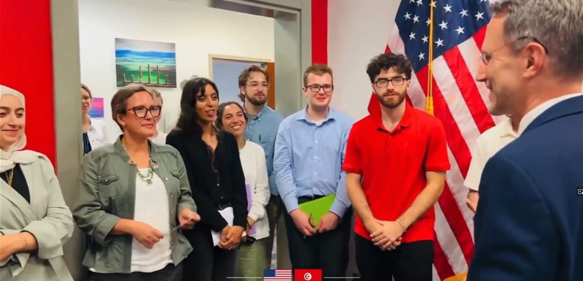 السفير هود يشجع الطلبة الأمريكيين الذين يدرسون اللغة العربية على تعلم لغة سيبويه في تونس (فيديو)