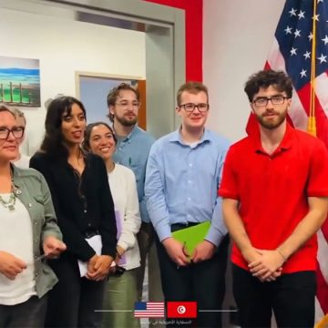السفير هود يشجع الطلبة الأمريكيين الذين يدرسون اللغة العربية على تعلم لغة سيبويه في تونس (فيديو)